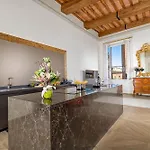 Iconic Square Luxury Attic Tuscany Apartamento