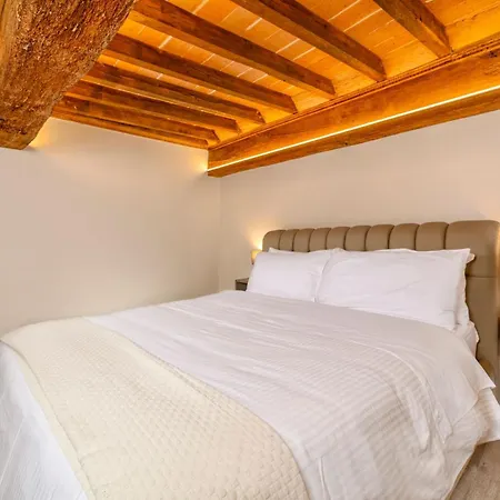 Iconic Square Luxury Attic Tuscany 公寓 *